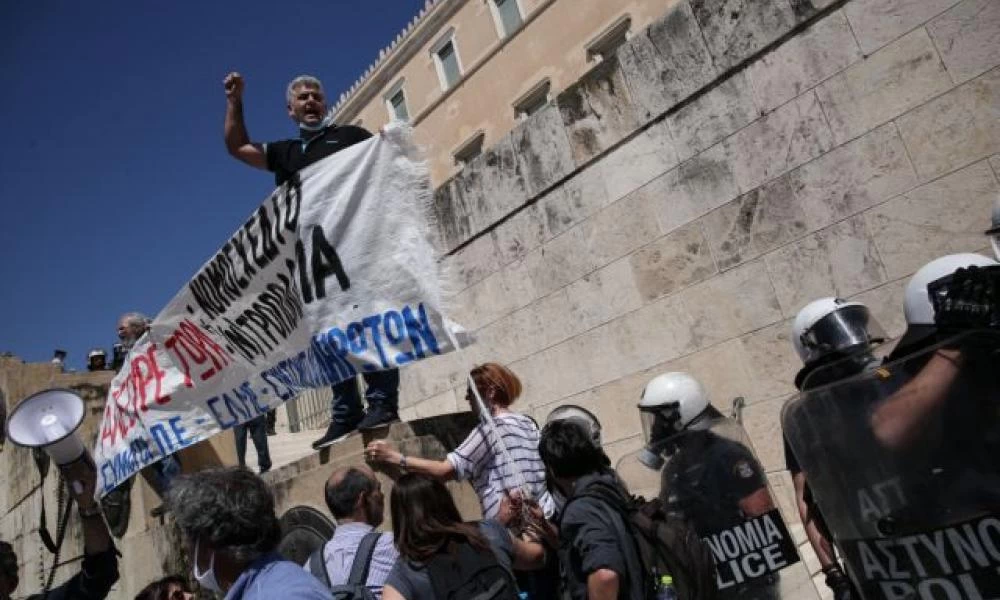 Πανεκπαιδευτικό συλλαλητήριο: Ένταση έξω από την Βουλή